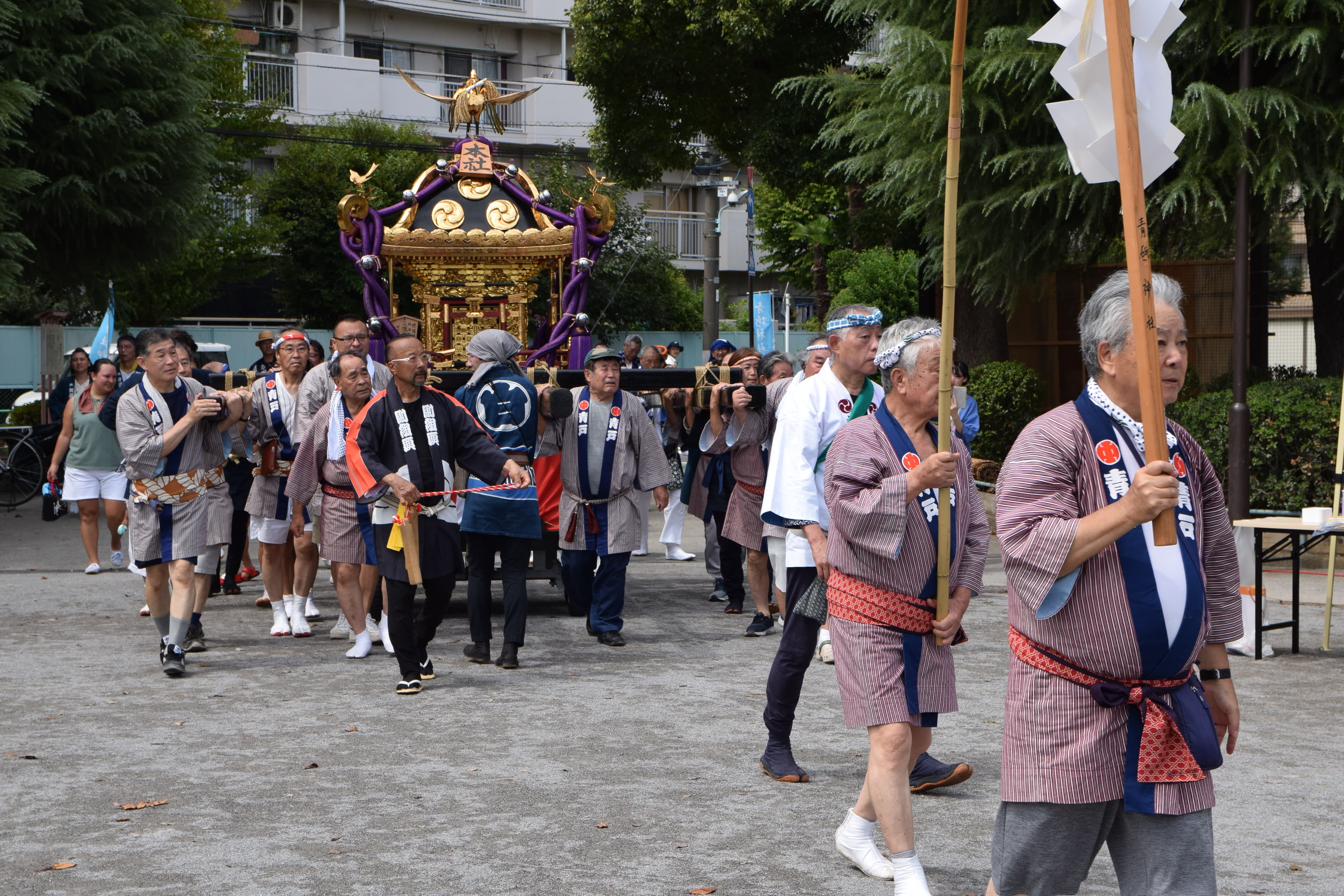 前回大祭・神輿を担ぐ様子