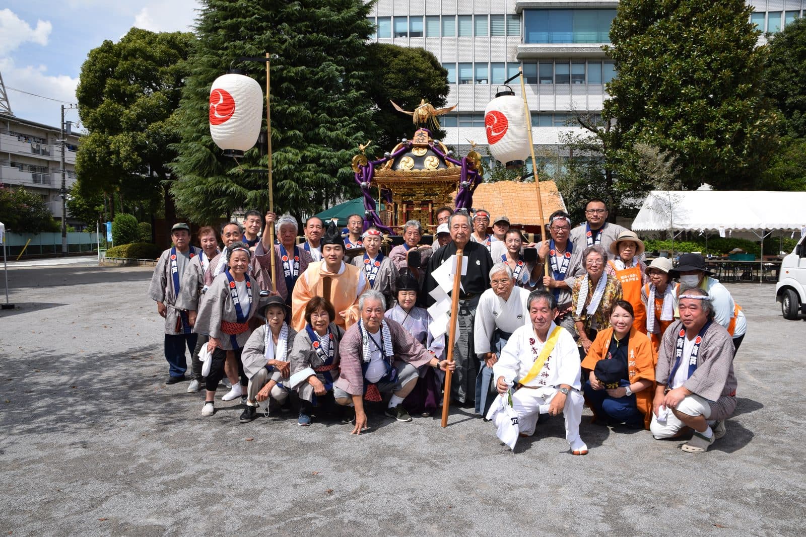 青戸平和公園で本社神輿を前に記念撮影する町内の皆さま