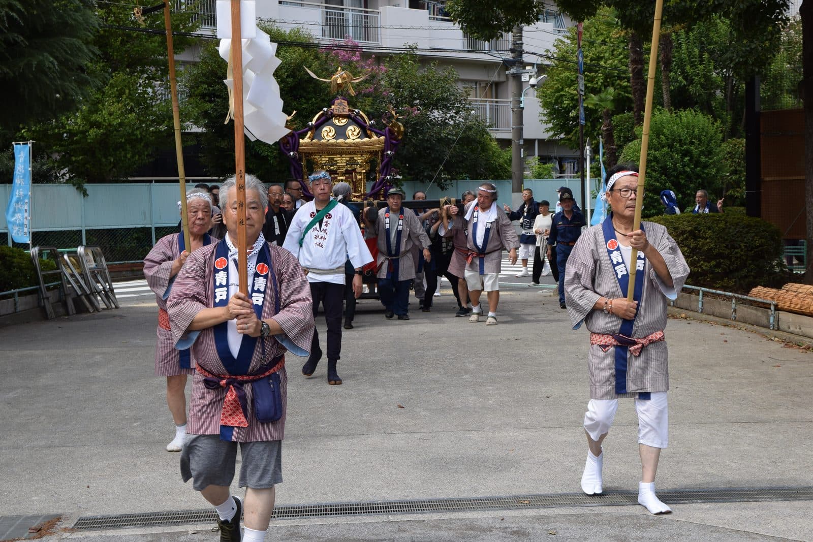 青戸平和公園に到着する本社神輿