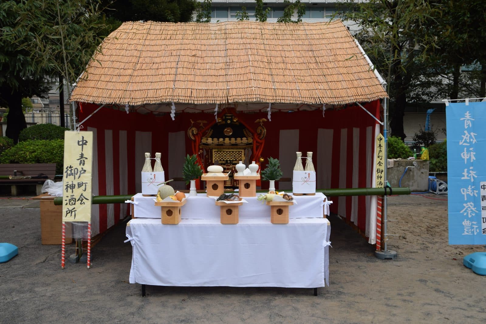 青戸平和公園に設えた中青戸町会の神酒所