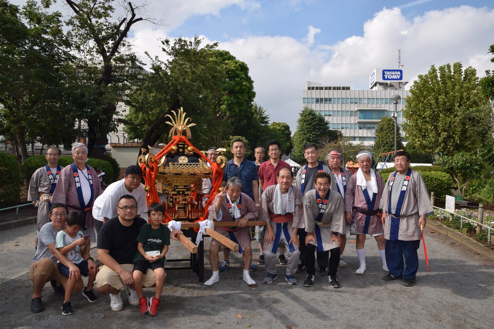 中青戸町会の神輿を囲む町内の皆さま