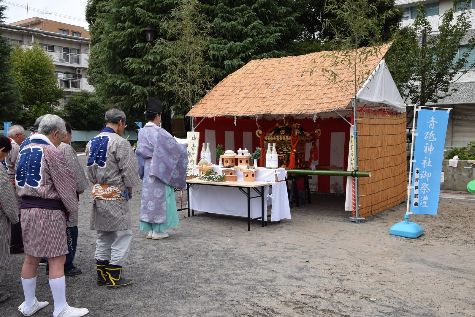 神酒所への玉入れの様子